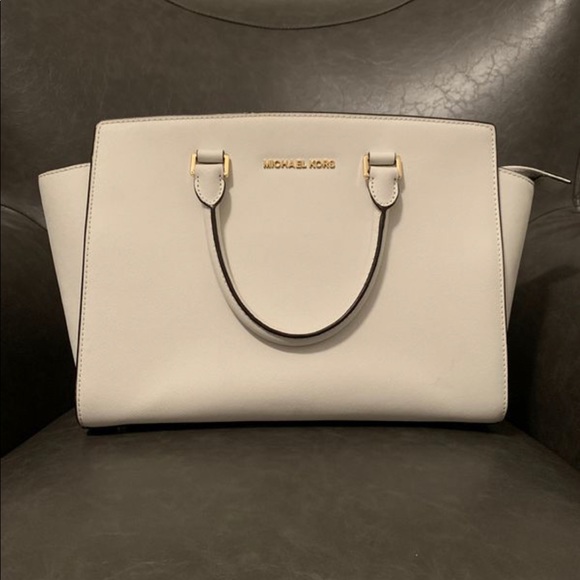 Michael Kors Handbags - Women’s Michael Kors purse - great condition